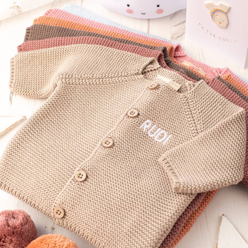 Toffee Moon Fudge Personalisierte Baby Bubble Cardigan Mit Gestickten Initialen Oder Namen von Toffeemoonbaby