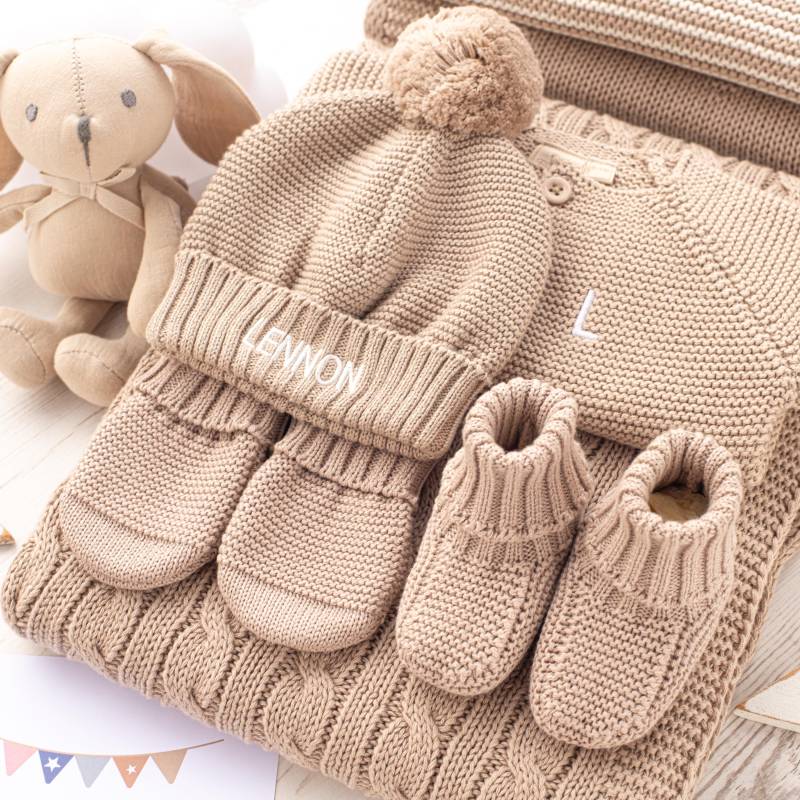 Toffee Moon Fudge Personalisierte Baby Decke Und Strickjacke Mit Passender Pudelmütze, Handschuhe Booties Sowie Toy Bunny Geschenkset von Toffeemoonbaby