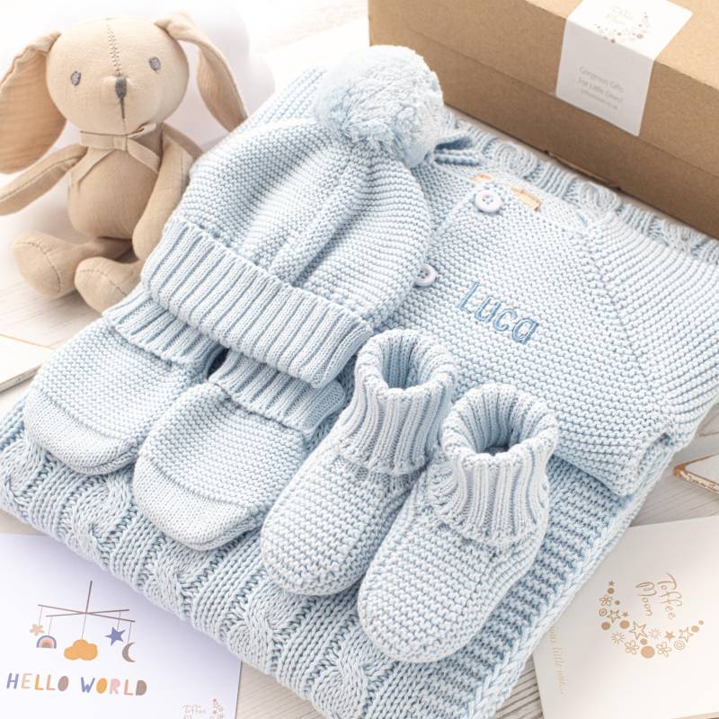 Toffee Moon Pale Blue Personalisierte Babydecke Und Strickjacke Mit Koordinierender Pudelmütze, Handschuhen Booties Toy Bunny Geschenkset von Toffeemoonbaby