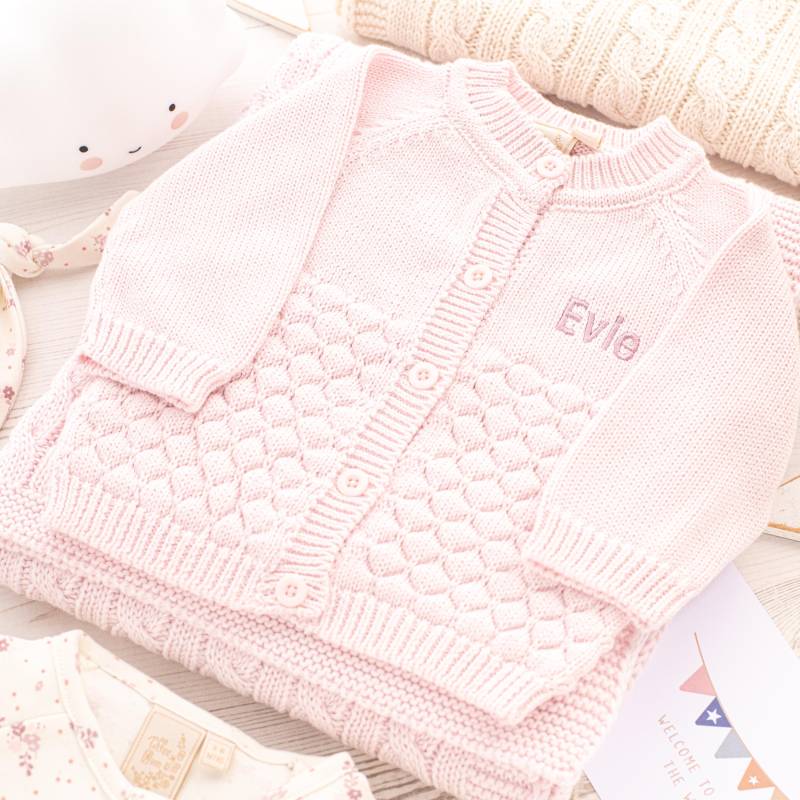 Toffee Moon Personalisierte Kieselstein-Baby-strickjacke von Toffeemoonbaby