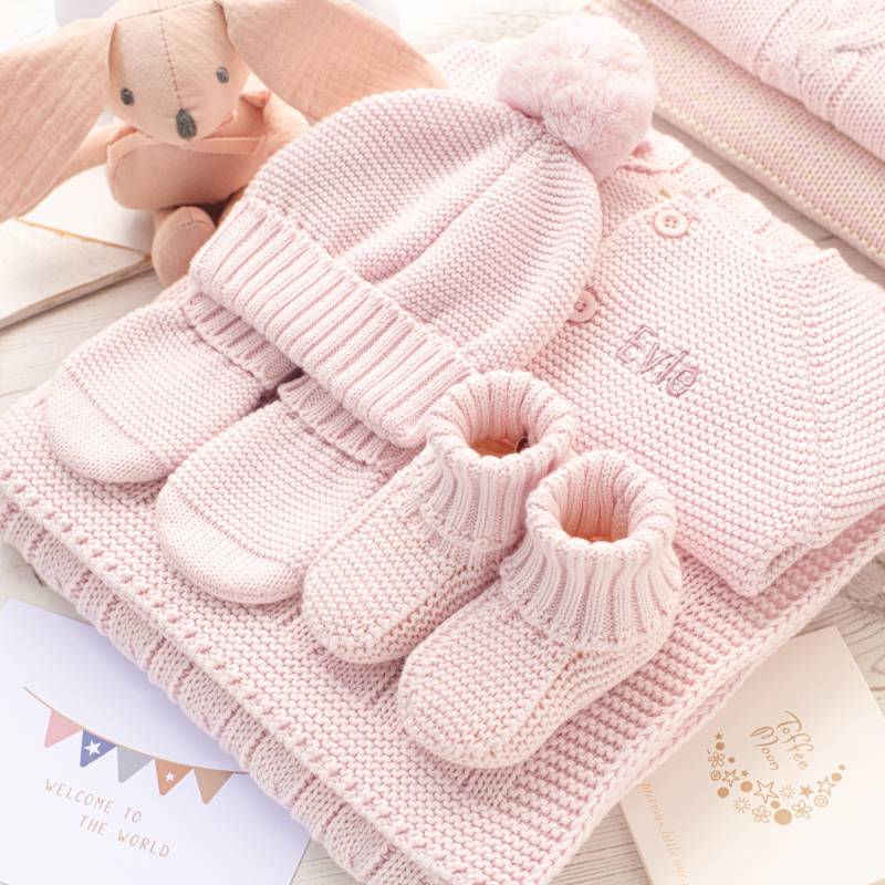 Toffee Moon Petal Pink Personalisierte Baby Decke Und Strickjacke Mit Koordinierender Pudelmütze, Handschuhe Booties Spielzeug Häschen Geschenkset von Toffeemoonbaby