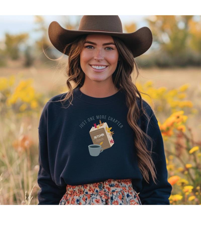 Cozy Autumn Sweatshirt For Book Lovers, Just One More Chapter Crewneck, Fall Gift Readers, Cute Literary Apparel, Lounge Wear von ToffeesWorld