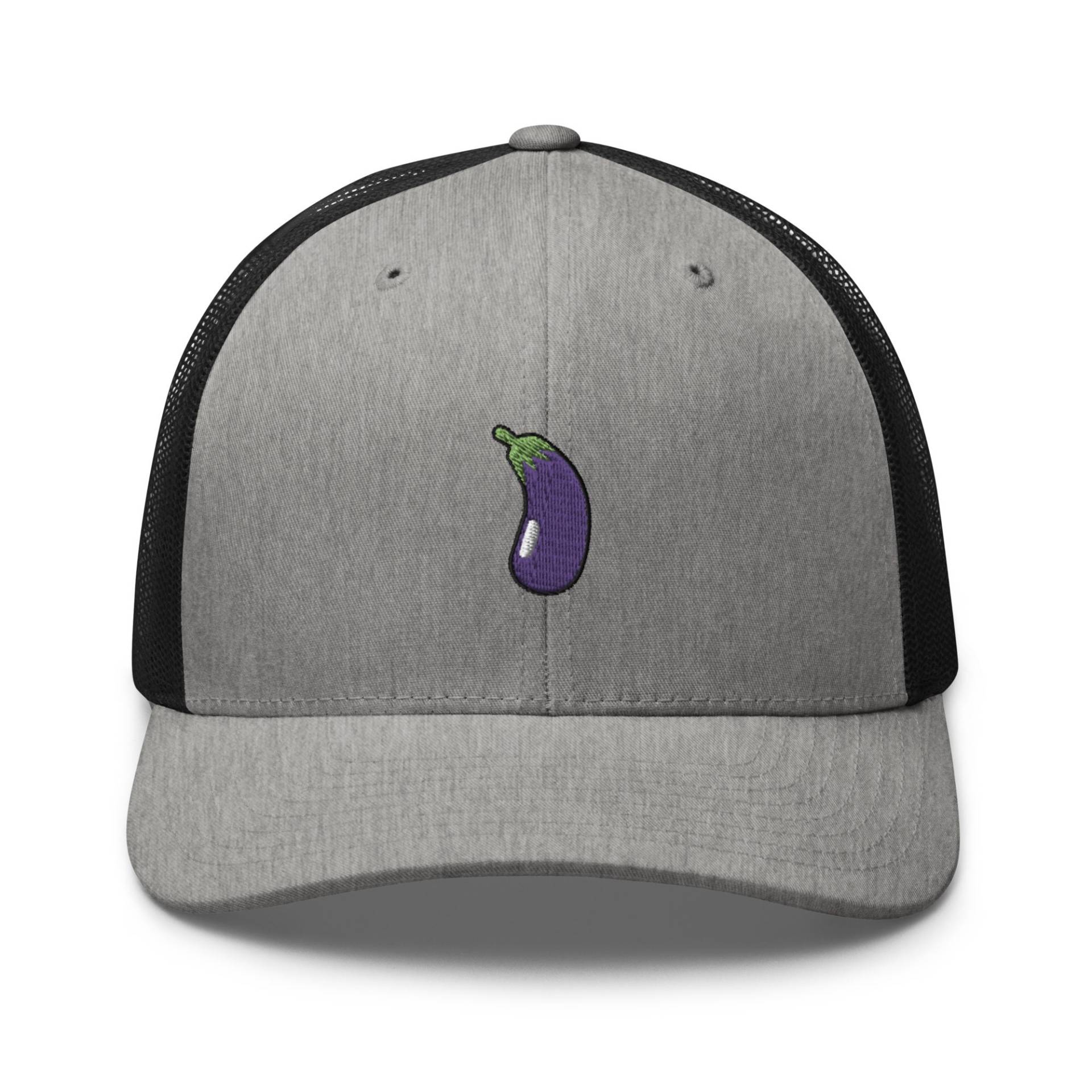 Aubergine Bestickter Retro-Trucker-Hut - Strukturiert Mit Netzrücken in Verschiedenen Farben von TofuTigerStudio