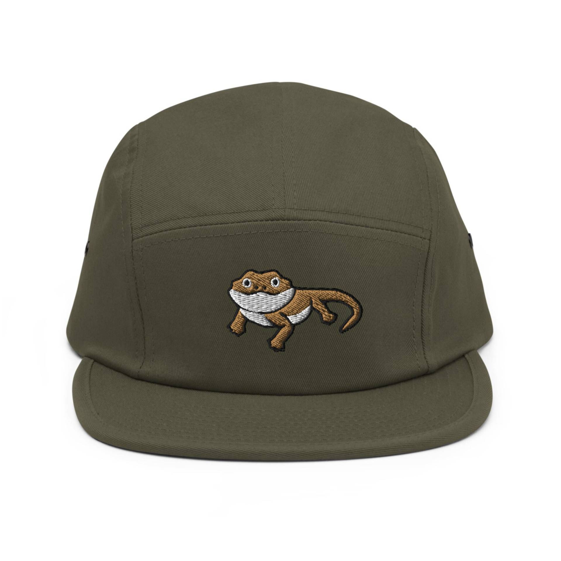 Bestickte 5-Panel Cap Aus Baumwolle Mit Bartamon-Eidechse Verstellbare Passform von TofuTigerStudio