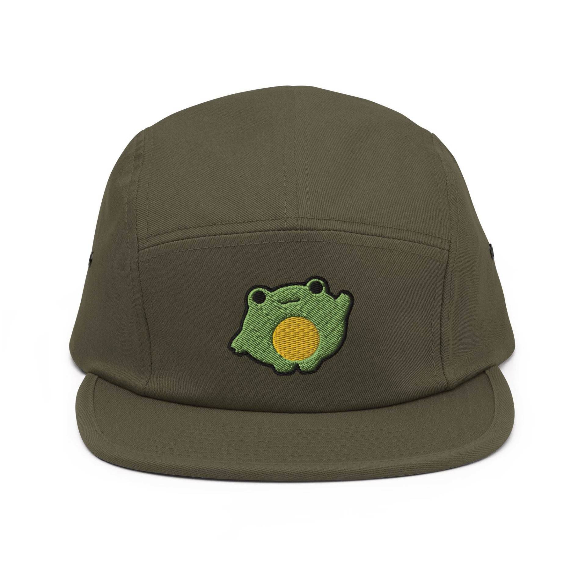 Chonky Cartoon Frosch Bestickte 5 Panel Camper Cap - Reine Baumwolle Bequeme Passform in Einer Vielzahl Von Farben von TofuTigerStudio