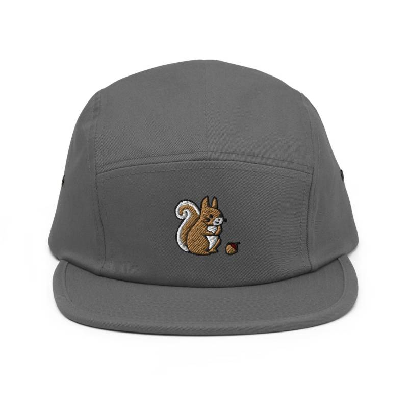 Eichhörnchen Mit Kostbarer Eichel Bestickte 5-Panel Baumwoll-Camper-Cap Verstellbare Passform von TofuTigerStudio