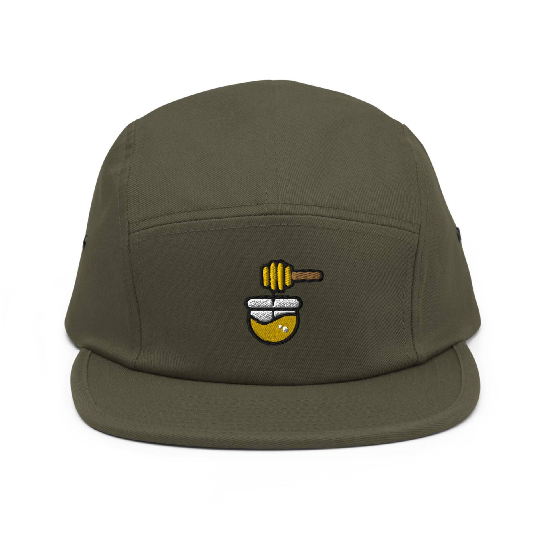Honigglas Und Löffel Bestickt 5 Panel Camper Cap Aus Reiner Baumwolle Bequeme Passform in Verschiedenen Farben Honigglas Und Löffel Bestickt 5 Panel Camper Cap Aus Reiner Baumwolle Bequeme Passform in Verschiedenen Farben von TofuTigerStudio
