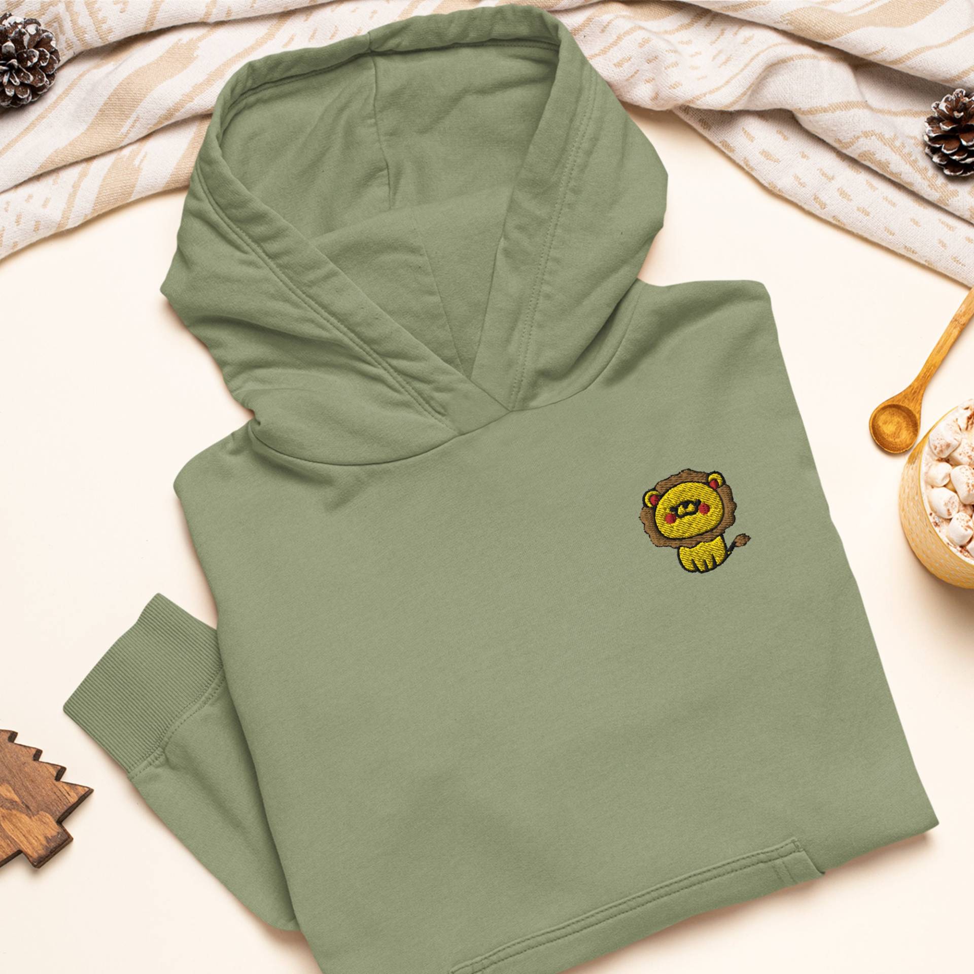 Kleiner Löwe Bestickter Hoodie Schwere Mischung Aus Baumwolle Und Polyester, Unisex-Passform Kleiner Löwe Bestickter Hoodie Schwere Mischung Aus Baumwolle Und Polyester, Unisex-Passform von TofuTigerStudio