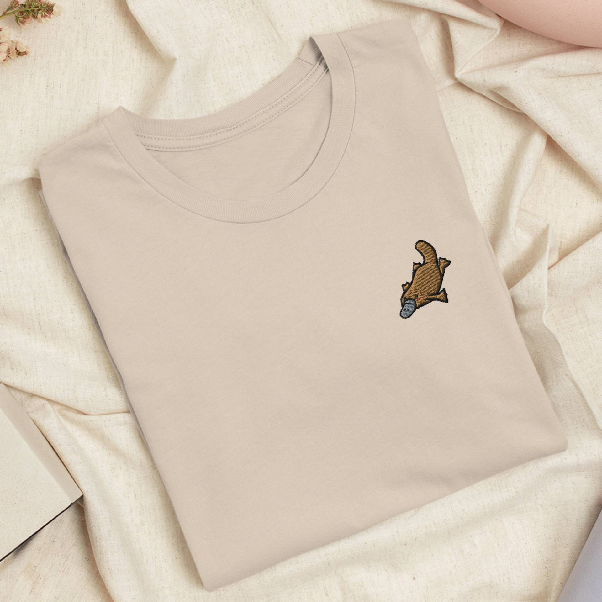 Platypus Besticktes T-Shirt Mit Bequemem Stretch - Weich, Leicht, Verschiedene Farben von TofuTigerStudio