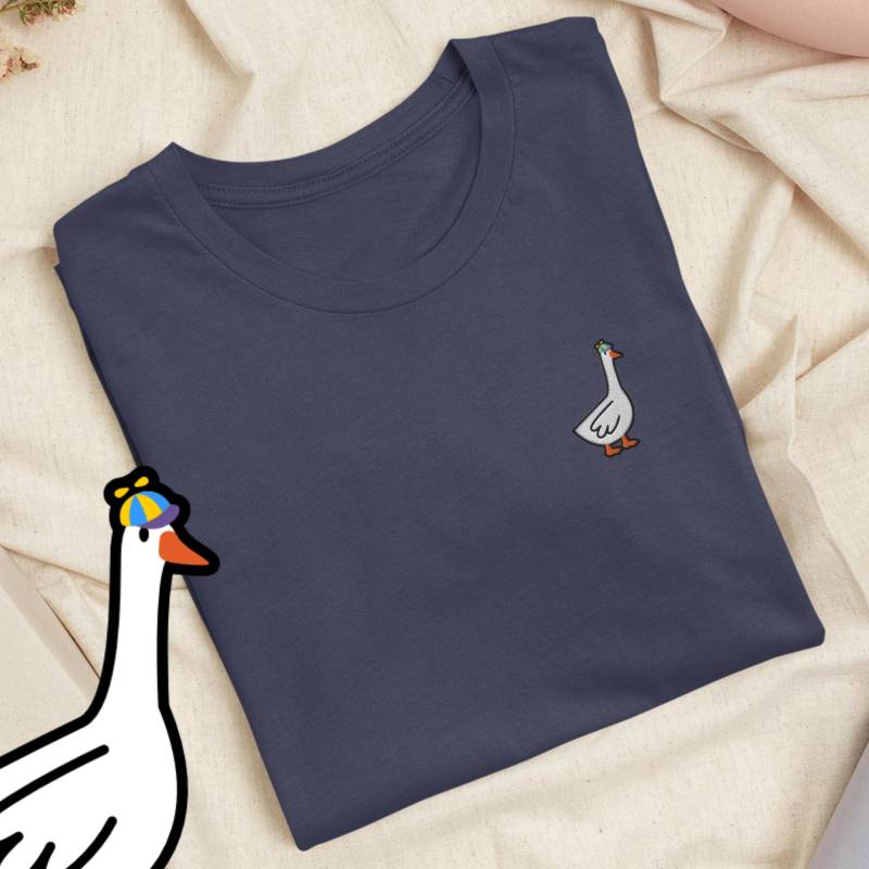 Propeller Hat Goose Besticktes T-Shirt Leichte Baumwolle, Unisex Fit von TofuTigerStudio