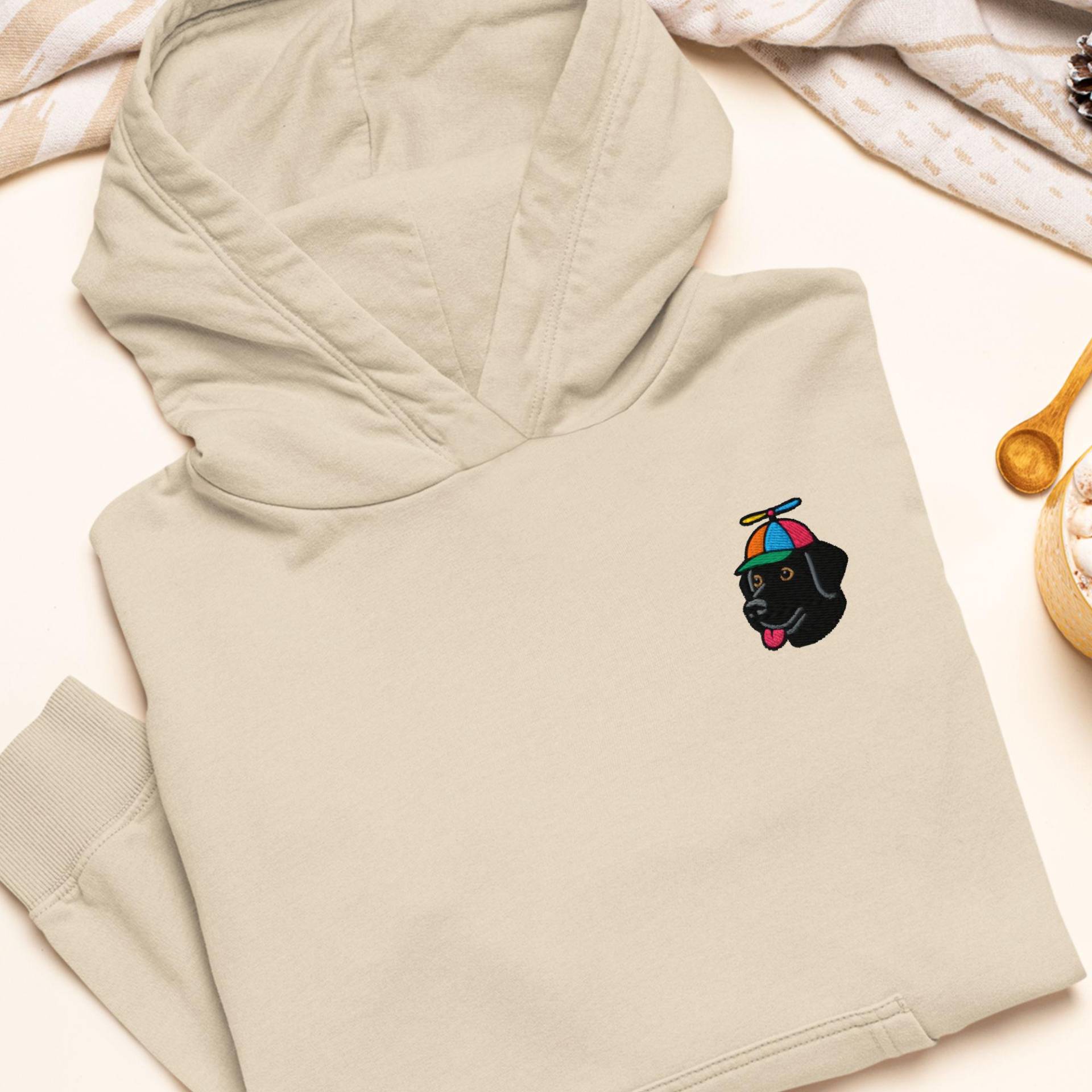 Propeller Hat Schwarz Labrador Bestickter Hoodie Schwere Mischung Aus Baumwolle Und Poly, Unisex Fit von TofuTigerStudio