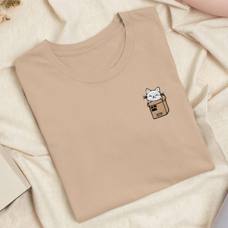 Süße Katze in Einer Box Bestickt T-Shirt Leichte Baumwolle, Unisex Fit von TofuTigerStudio