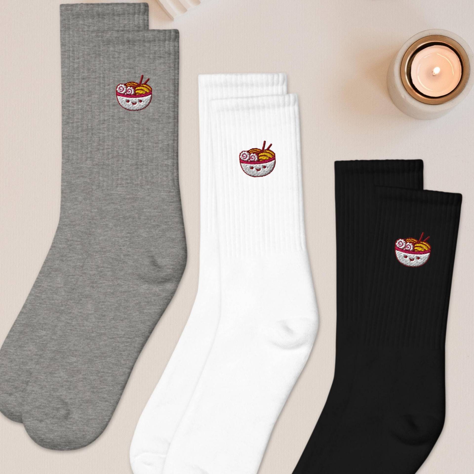 Süße Ramen Bestickte Socken Gepolsterte Baumwollmischung, Hergestellt in Den Usa Süße Ramen Bestickte Socken Gepolsterte Baumwollmischung, Hergestellt in Den Usa von TofuTigerStudio