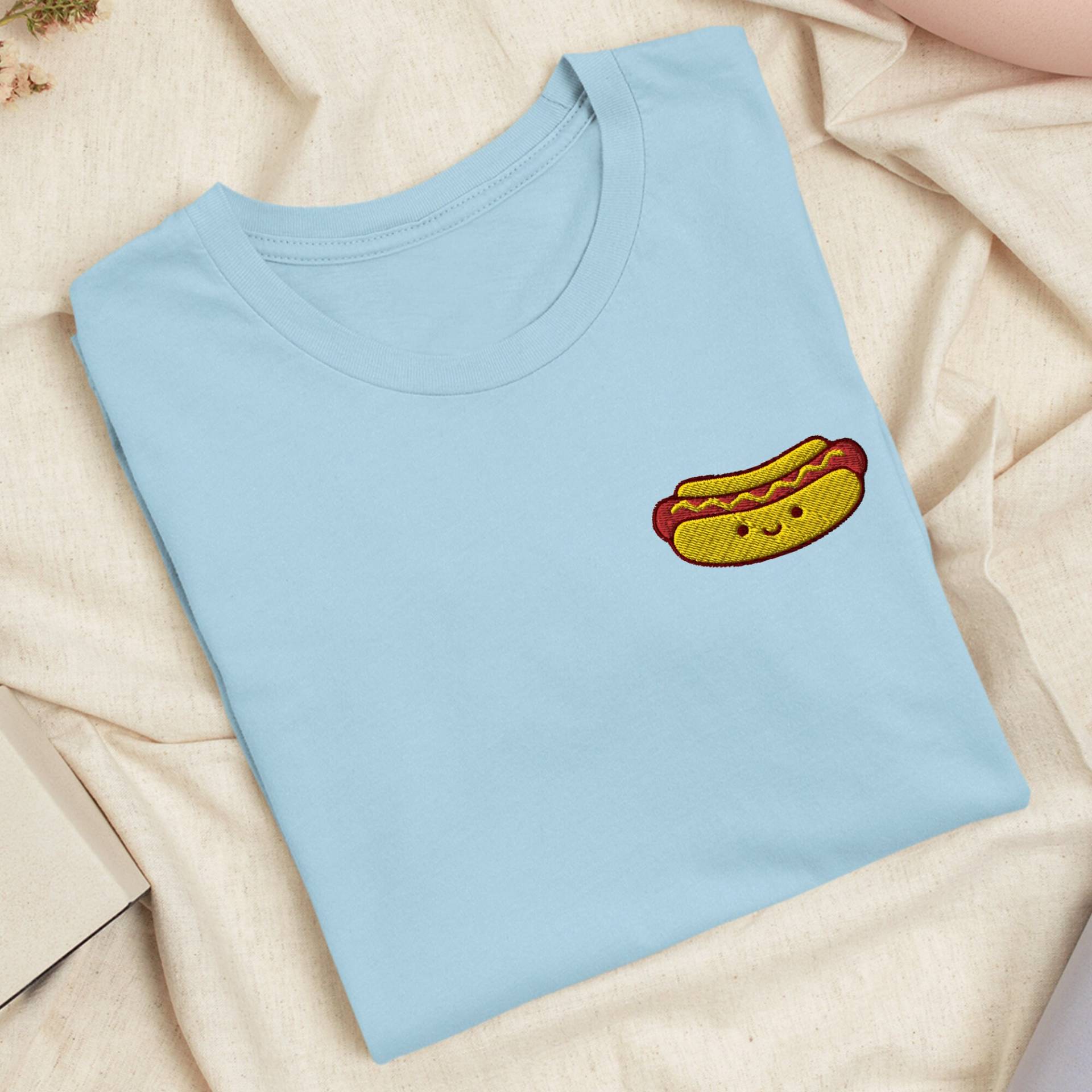 Süßes Hot Dog Besticktes T-Shirt Mit Bequemem Stretch - Weich, Leicht, Verschiedene Farben Süßes Hot Dog Besticktes T-Shirt Mit Bequemem Stretch - Weich, Leicht, Verschiedene Farben von TofuTigerStudio
