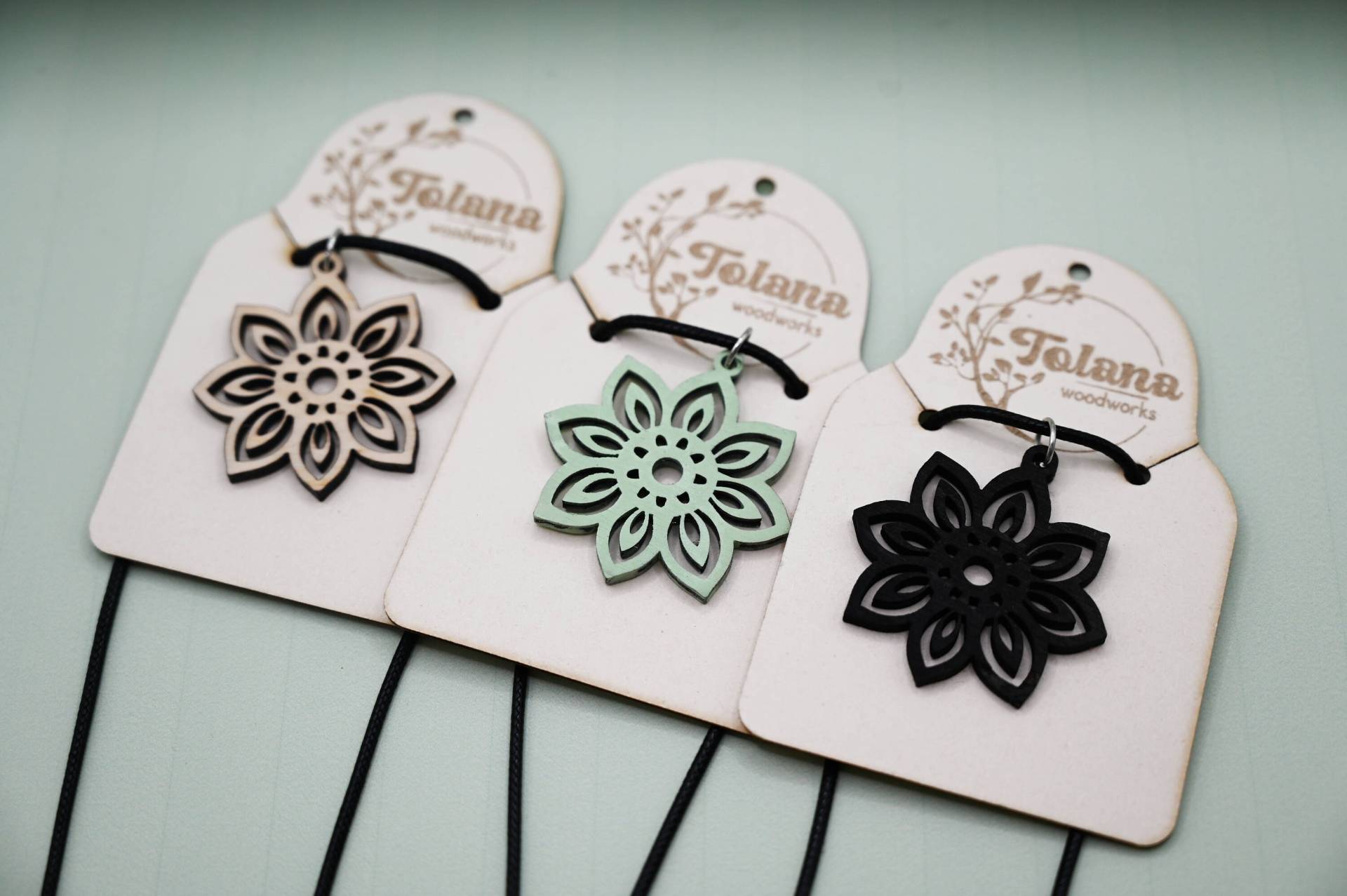 Kette Mit Holzanhänger, Lasergeschnitten, Blume Motiv, Boho Stil, Geschenkidee von TolanaWoodworks