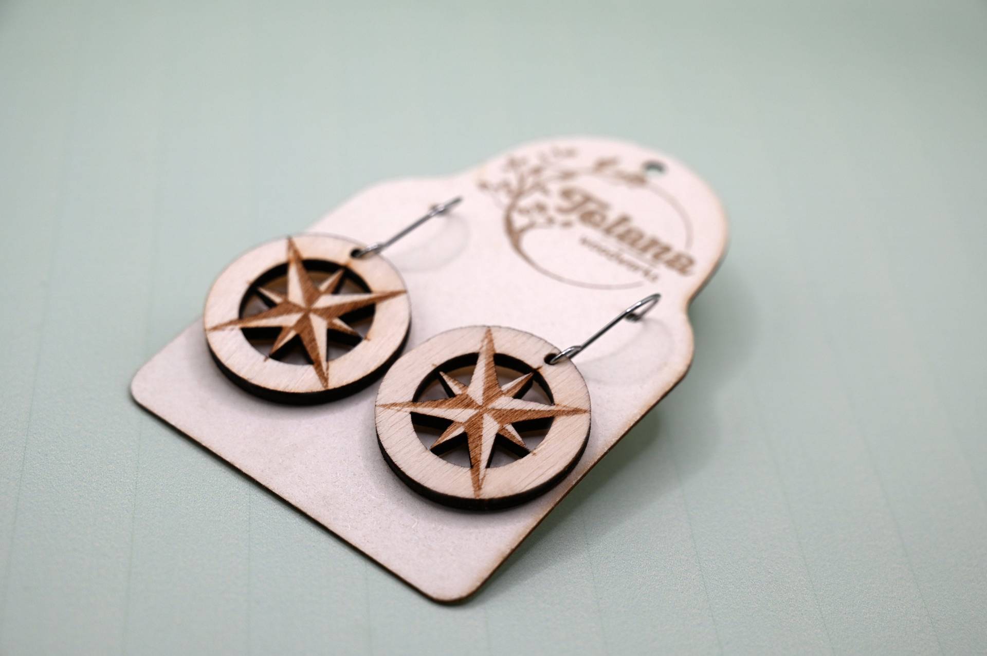 Ohrringe Mit Holzanhänger, Hängend, Lasergeschnitten Und Graviert, Motiv Windrose/Kompass von TolanaWoodworks