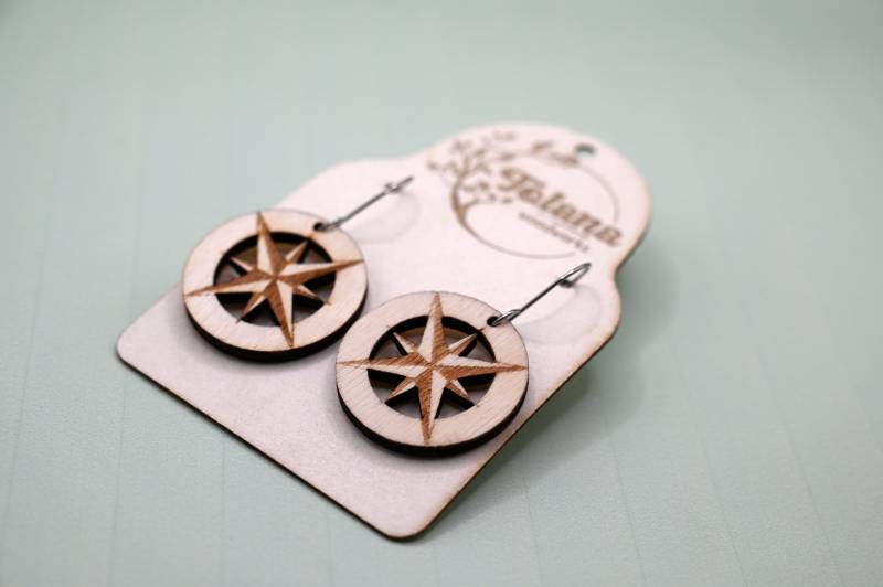 Ohrringe Mit Holzanhänger, Hängend, Lasergeschnitten Und Graviert, Motiv Windrose/Kompass von TolanaWoodworks