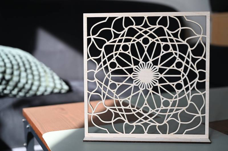 Schmuckständer Aus Birkensperrholz, Lasergeschnitten Für Hängeohrringe, Mandala Motiv, Geschenkidee von TolanaWoodworks