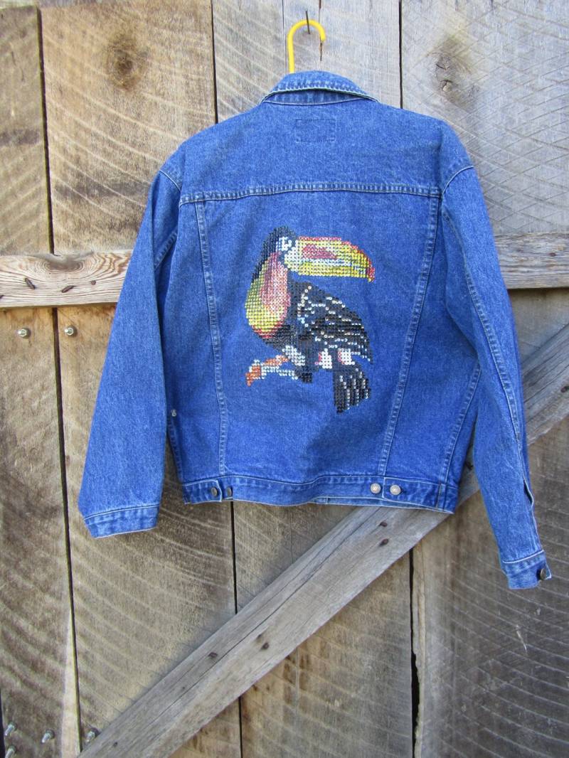 Rock Creek Jeansjacke, Verziert Mit Pailletten Tukan Auf Der Rückseite Größe M von TollBranchFarm