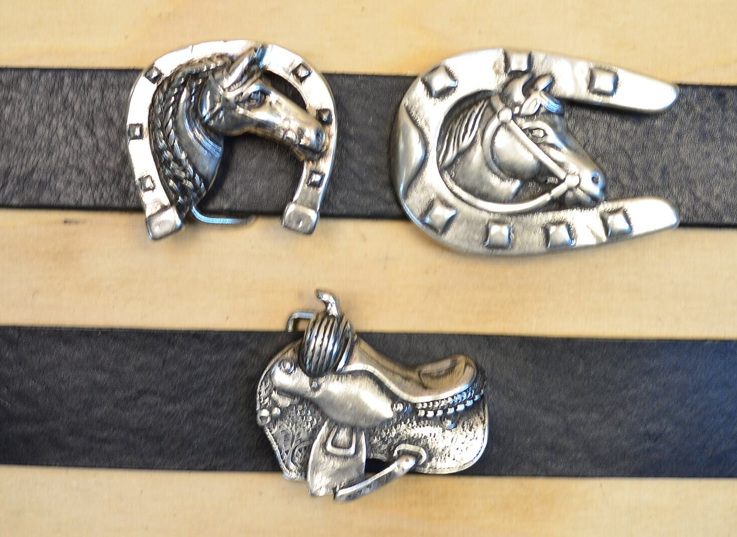 Pferdekopf Mit Hufeisen, Sattel, Gürtelschließe Für 4cm Gürtel Tiermotiv von TomSanderShop