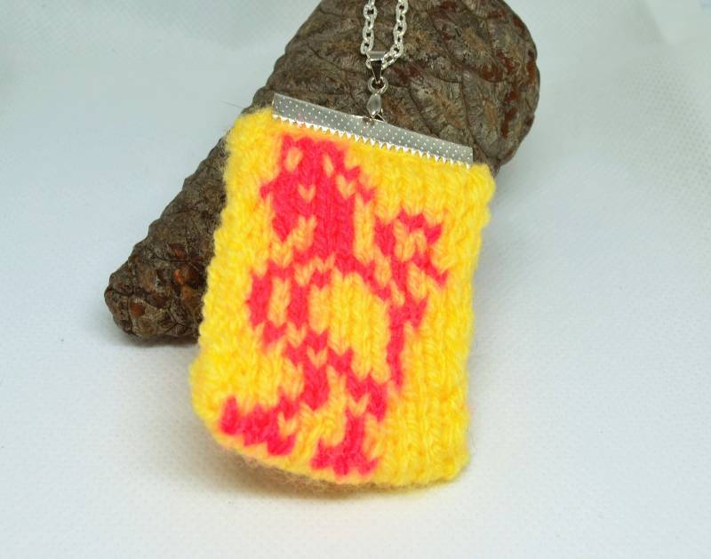 Handgemachte Gestrickte Hahn Anhänger Halskette Gelb & Rot Häkelschmuck Handgemachte Gestrickte Hahn Anhänger Halskette Gelb & Rot Häkelschmuck von TomasCross