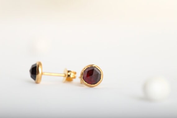 Granat Ohrstecker, Ohrringe, Und Gold Edelstein Ohrringe von TomerMJewelryForHer