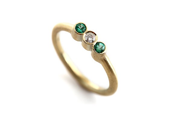 Smaragd Und Diamant Verlobungsring in 14K Gelbgold von TomerMJewelryForHer
