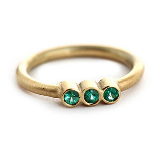 Smaragd Versprechen Ring Gold Grün, 3 Zierlich, Einfache Goldband, Grün Für Sie Gold, Steinring 14K von TomerMJewelryForHer