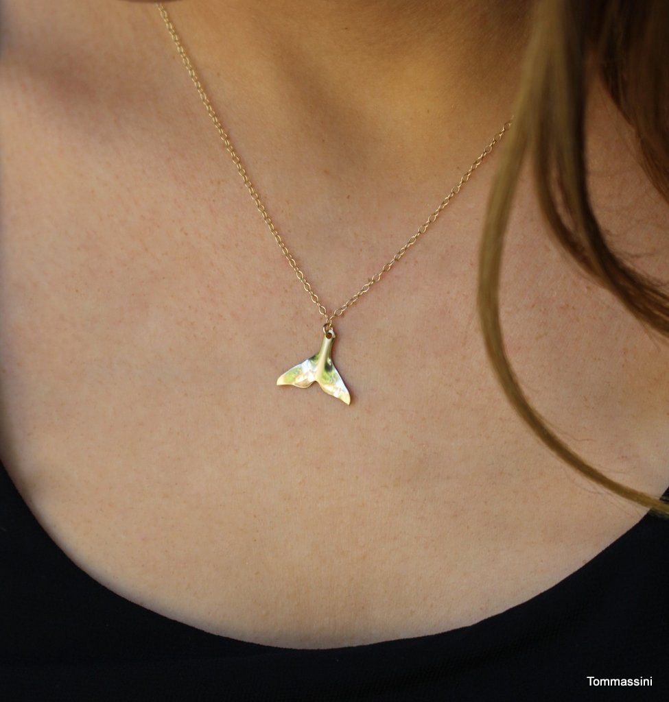 Gold Filled Whale Tail Halskette, Zarte Charm Halskette von TommassiniJewelry