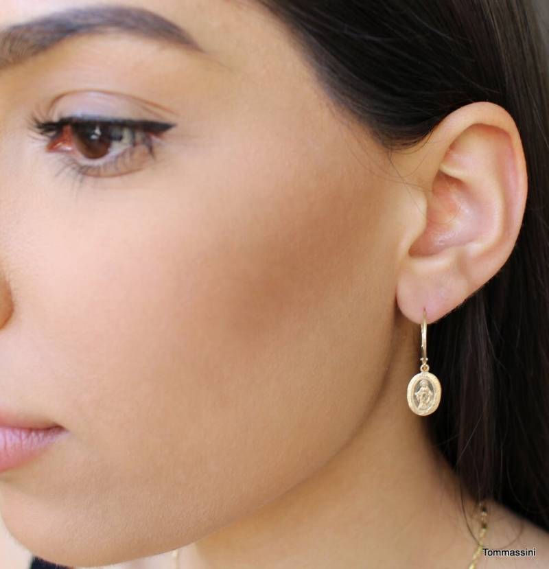 Jungfrau Maria Medaillon Baumeln Creolen, Gold Filled Oder Sterling Silber von TommassiniJewelry