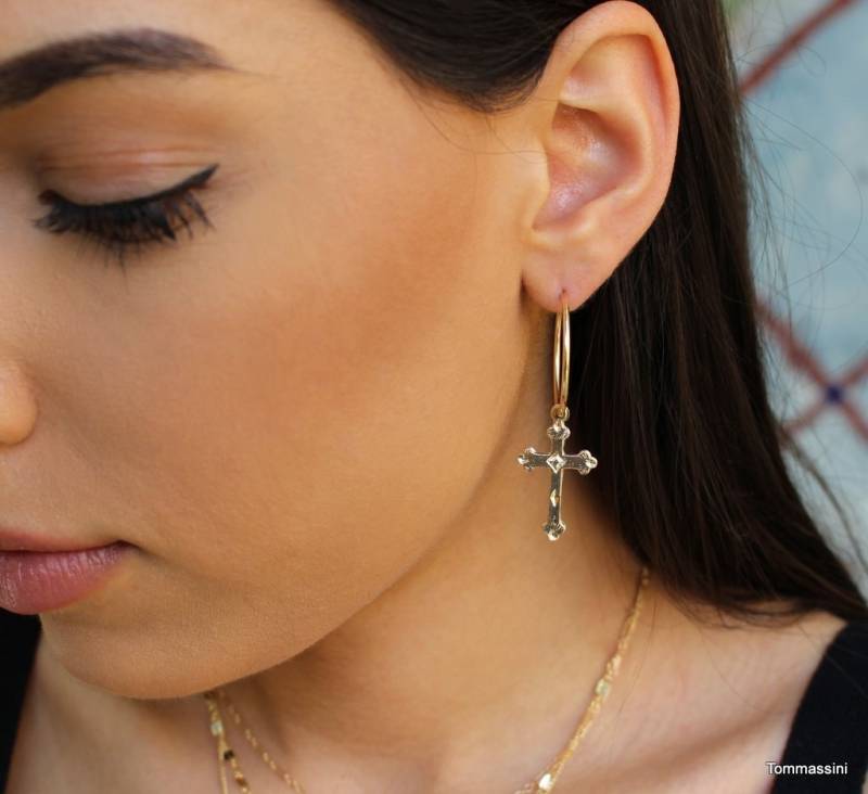 14K Gold Filled Kreuz Creolen, Zierliche Anhänger von TommassiniJewelry