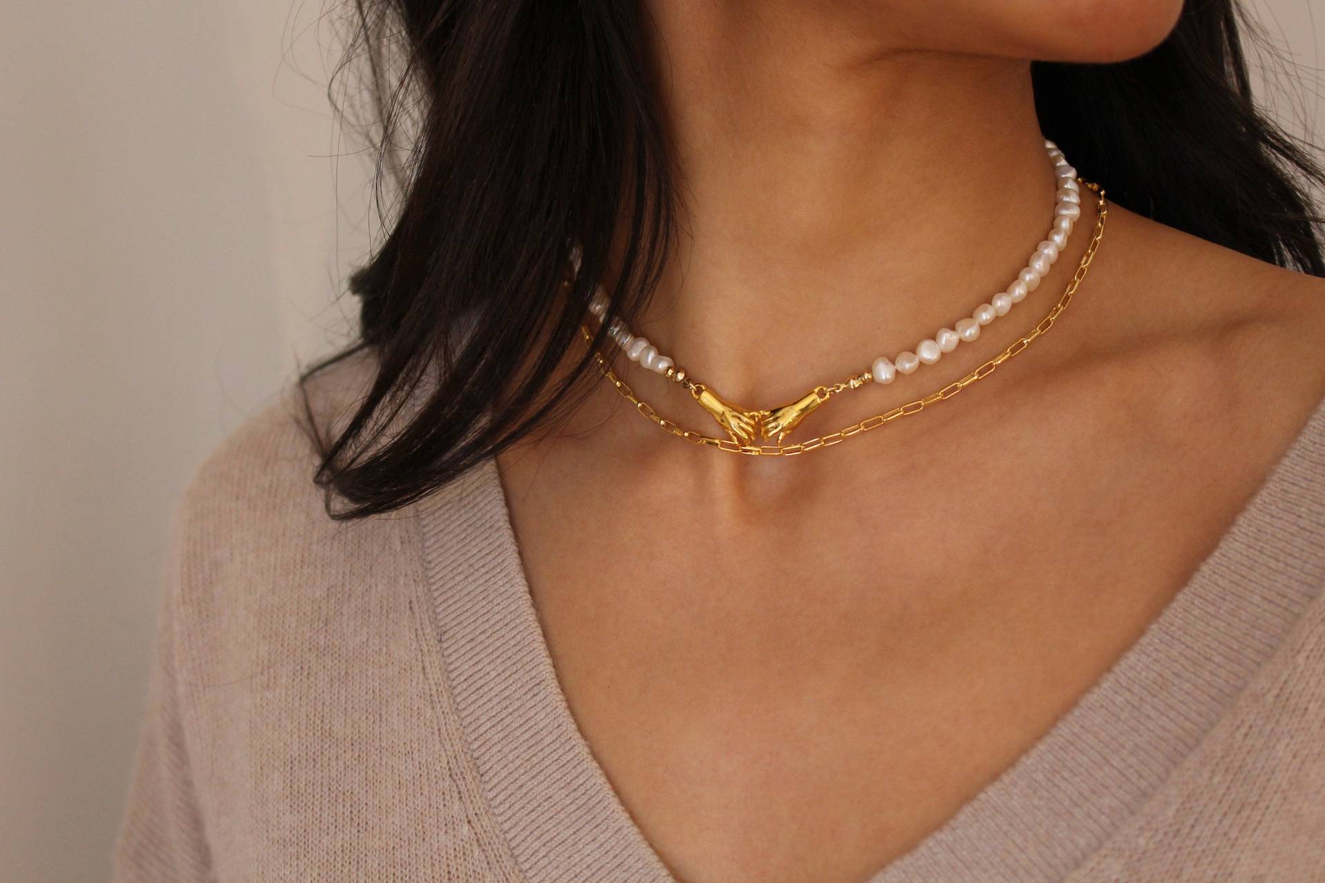 Perle Hände Halskette, Anhänger Gold Hand Halten, Zwei Süßwasser von TommassiniJewelry