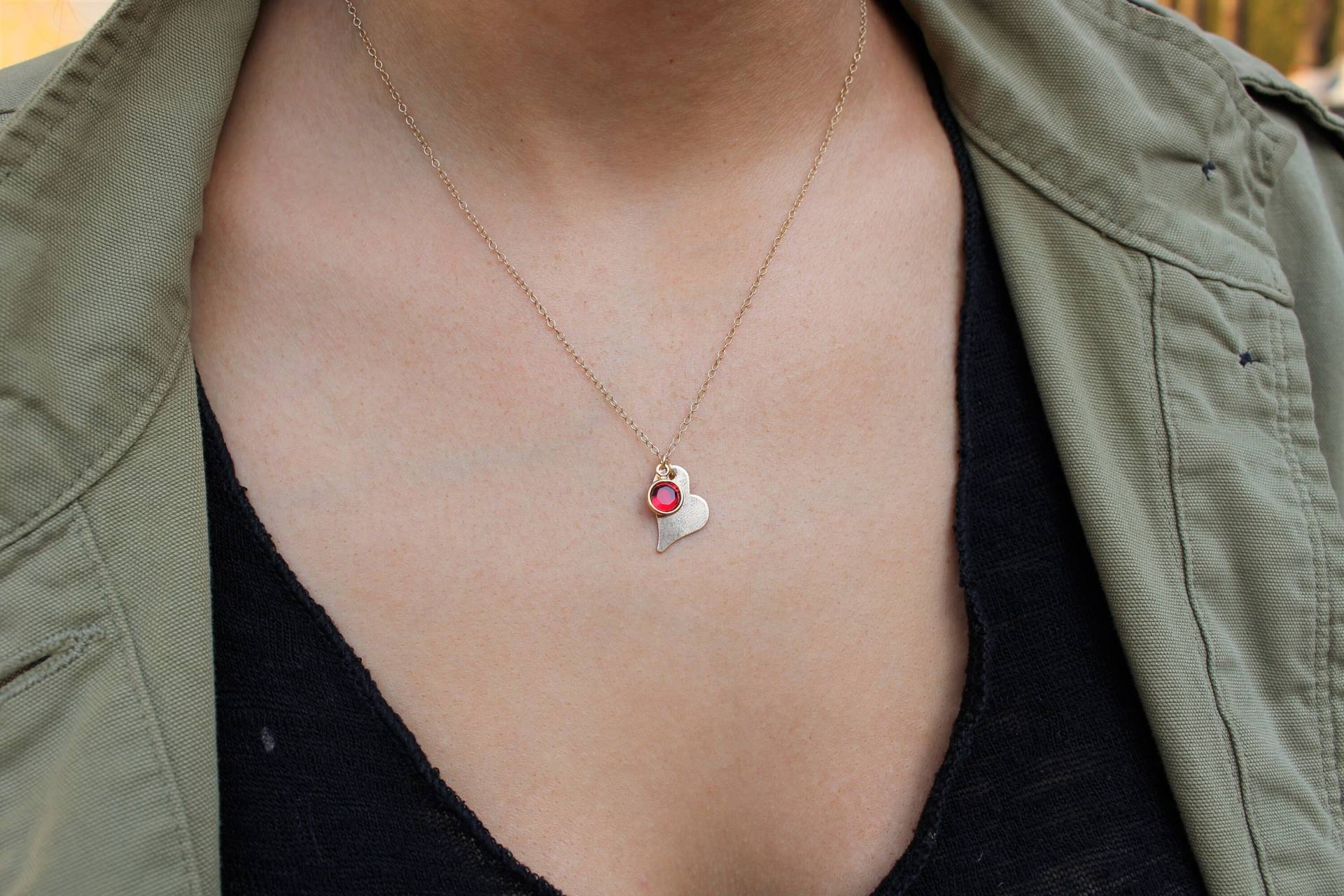 Persönliche Geburtsstein Herz Halskette Liebes Anhänger Zierliche Gold Geschenk Zum Valentinstag von TommassiniJewelry