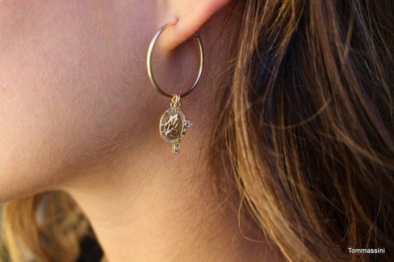Saint Creolen Ohrringe, Kreuz Mit Anhänger, Charm Gold Hoop Charme, Tropfen Ohrringe von TommassiniJewelry