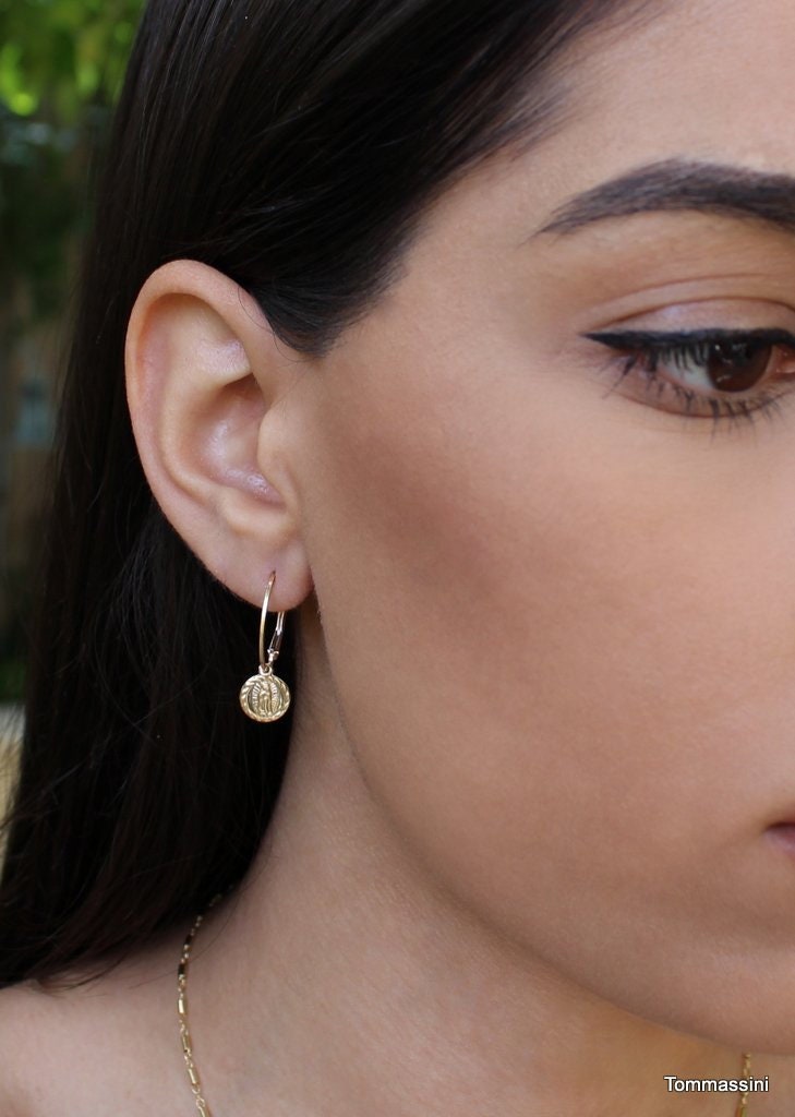 Winzige Medaille Ohrringe, Jungfrau Maria Charm Gold Baumeln Mini Mary Münze Kleine Hoop Ohrringe von TommassiniJewelry