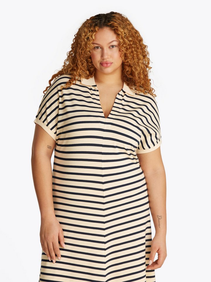 Tommy Hilfiger Curve Midikleid CRV LYOCELL OPEN-NK MIDI DRESS in Großen Größen, Logostickerei, V-Ausschnitt von Tommy Hilfiger Curve