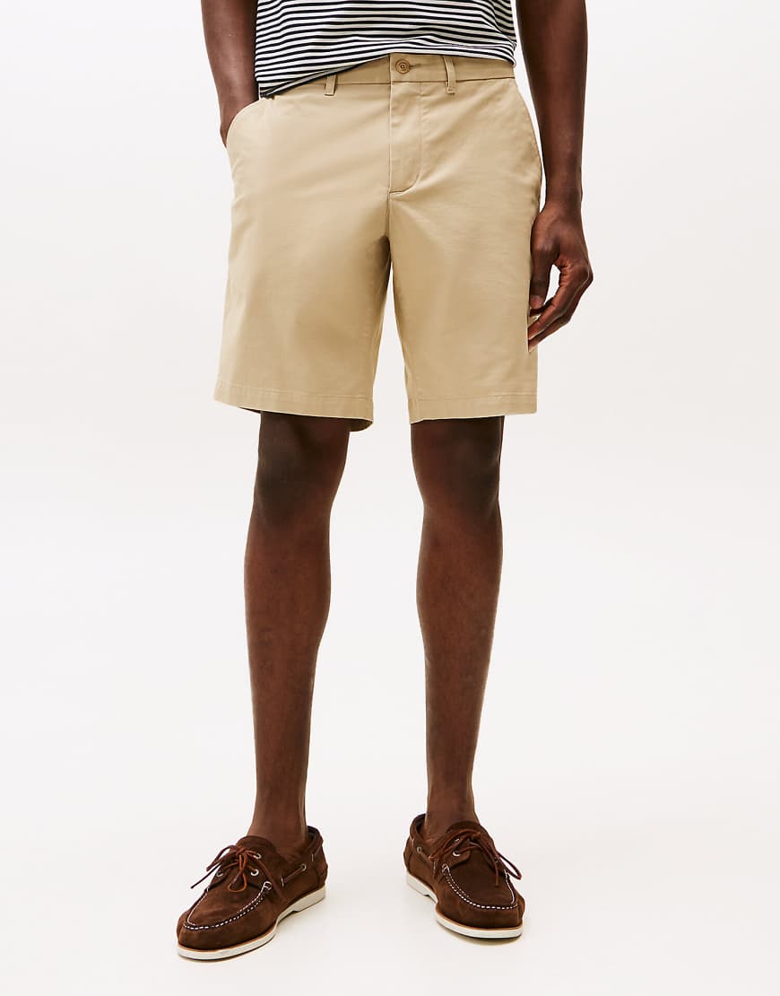 Tommy Hilfiger - 1985 Collection - Locker geschnittene Chino-Shorts in Beige-Braun Tommy Hilfiger - 1985 Collection - Locker geschnittene Chino-Shorts in Beige-Braun von Tommy Hilfiger