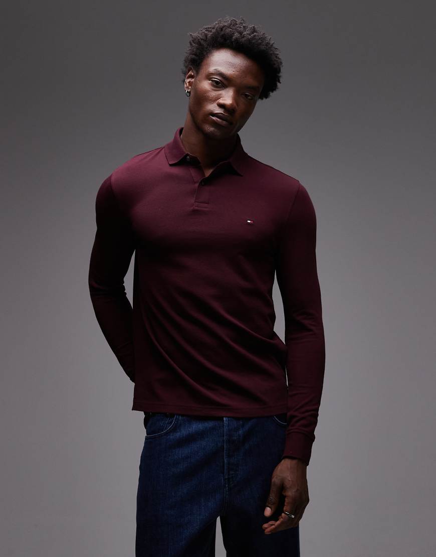 Tommy Hilfiger - 1985 - Langärmliges Regular Fit Polohemd in Burgunderrot von Tommy Hilfiger