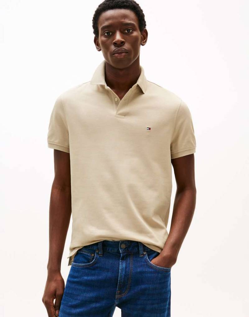 Tommy Hilfiger - 1985 - Polohemd in Beige mit regulärem Schnitt-Neutral Tommy Hilfiger - 1985 - Polohemd in Beige mit regulärem Schnitt-Neutral von Tommy Hilfiger