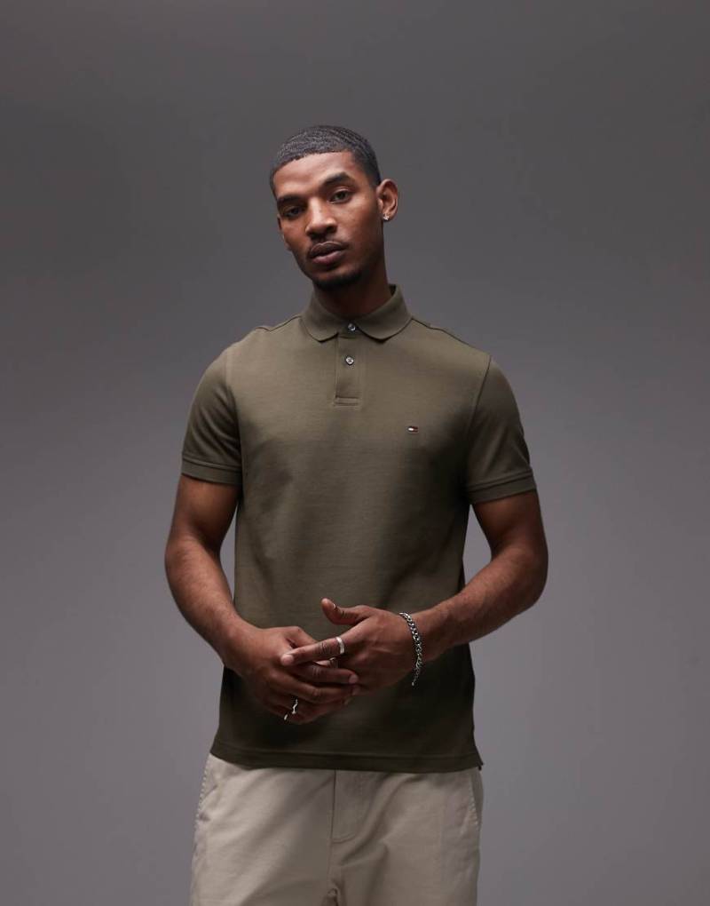 Tommy Hilfiger - 1985 - Regulär geschnittenes Polohemd in Khakigrün von Tommy Hilfiger