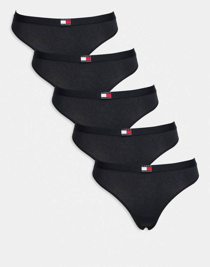 Tommy Hilfiger - 5er-Pack Tangas in Schwarz mit Flaggen-Detail von Tommy Hilfiger