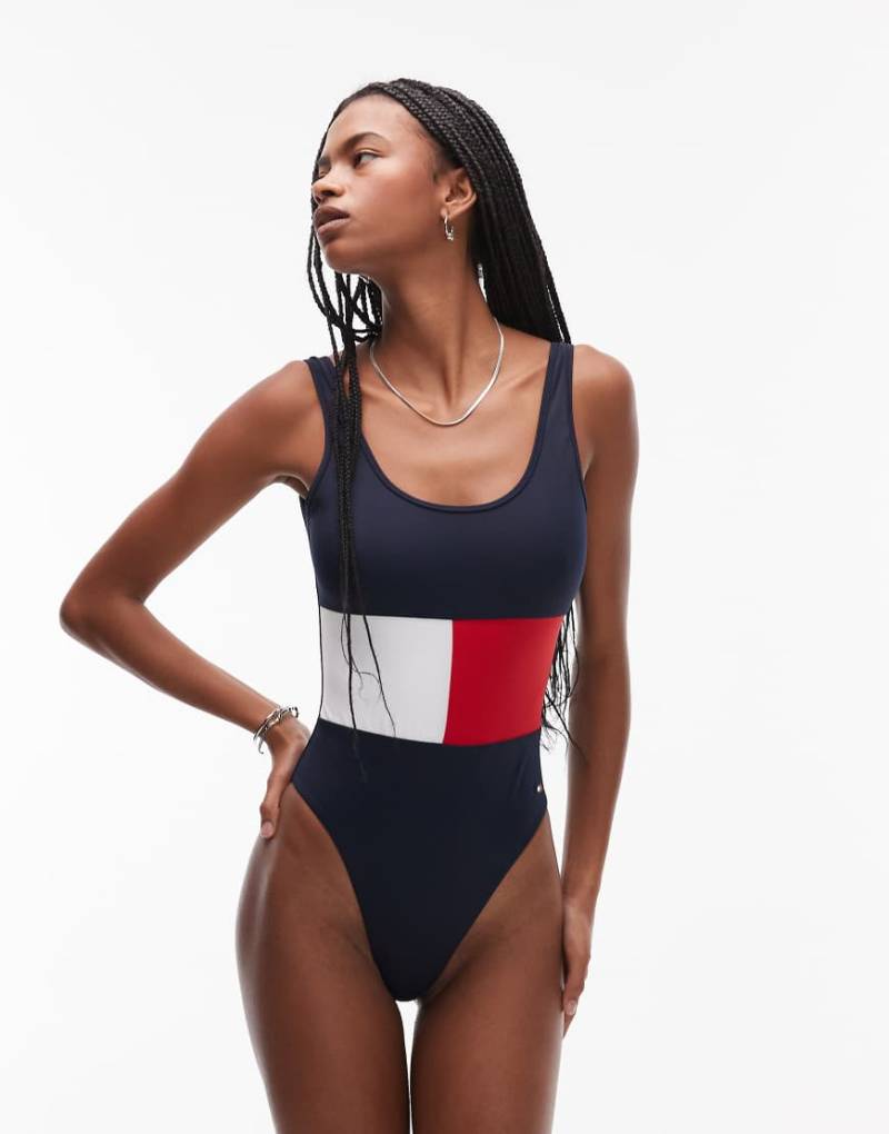 Tommy Hilfiger - Badeanzug in Marineblau mit Flaggenlogo von Tommy Hilfiger