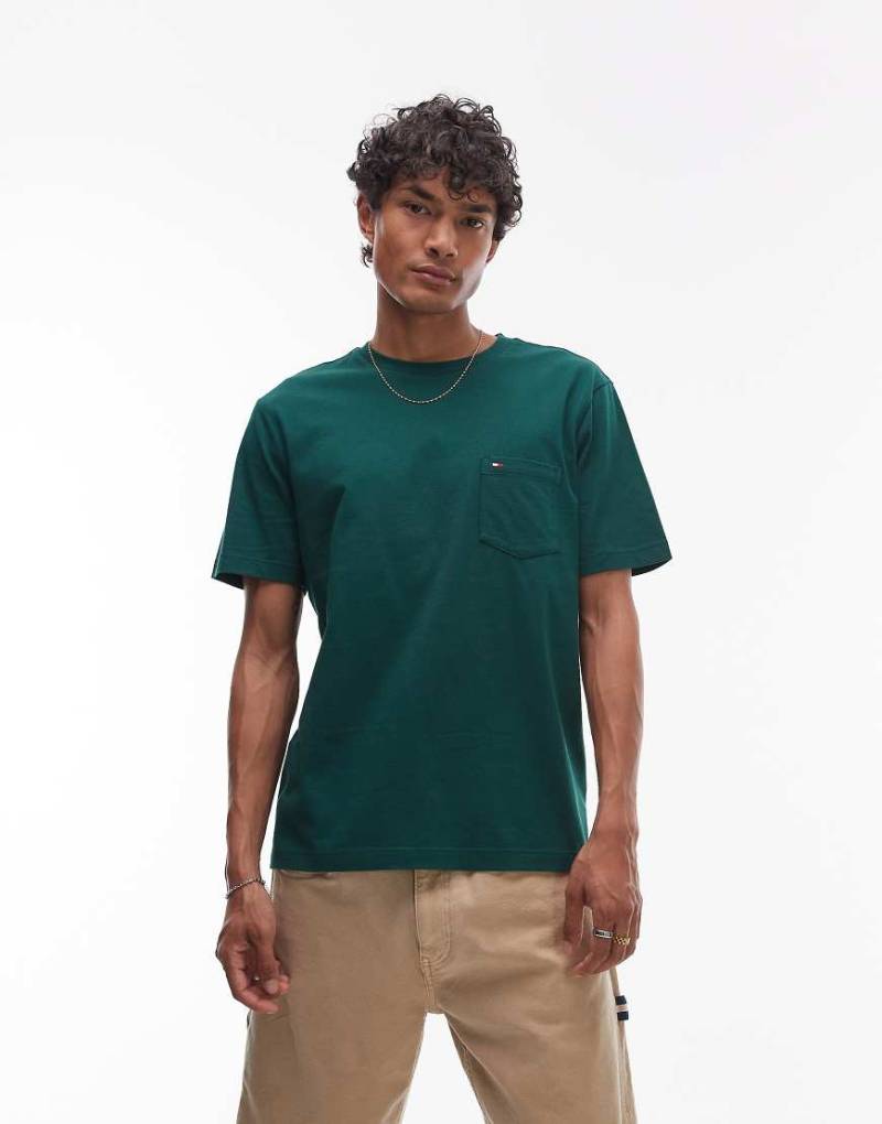 Tommy Hilfiger - Basic-T-Shirt in Grün mit Brusttasche von Tommy Hilfiger