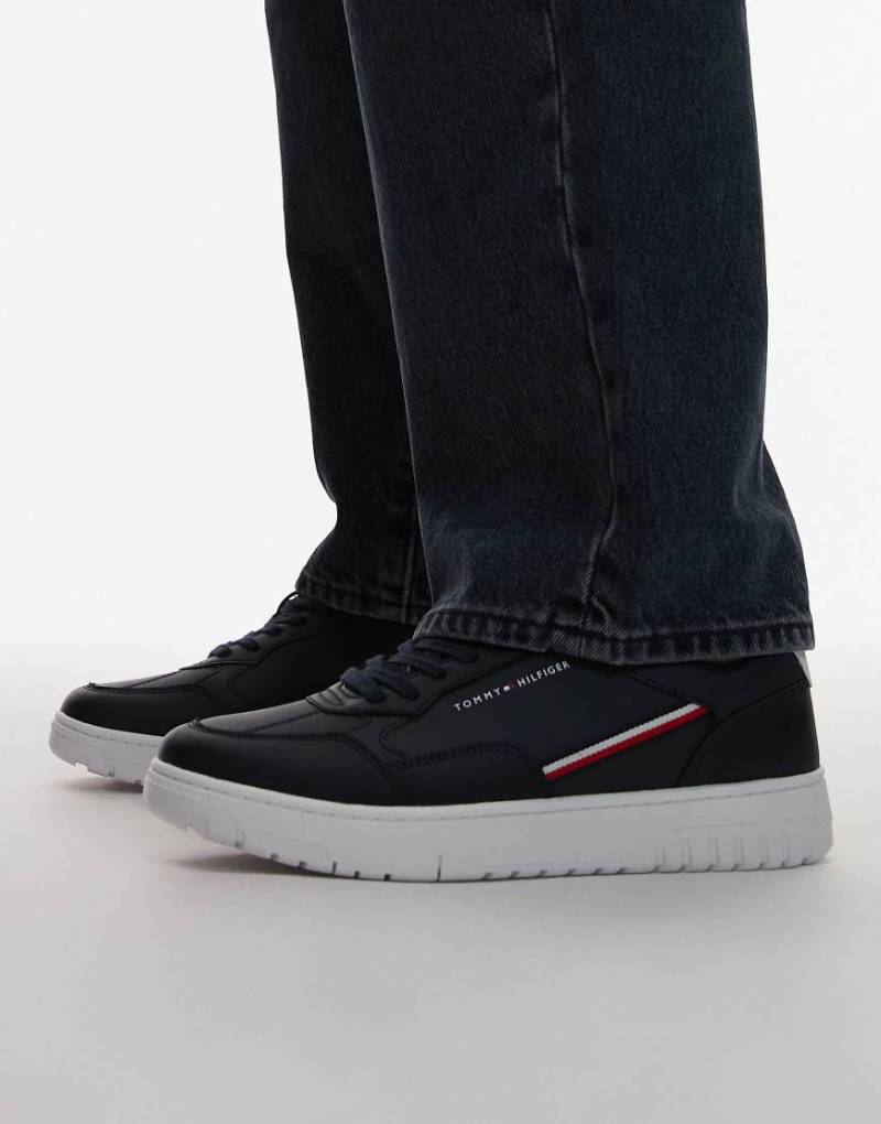 Tommy Hilfiger - Basket Core - Sneaker in Marineblau mit Streifen-Logo von Tommy Hilfiger