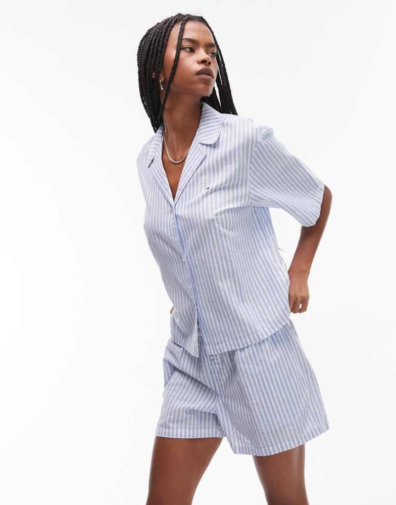 Tommy Hilfiger - Blau gestreifter Pyjama aus Leinen mit Shorts und kurzärmligem Hemd von Tommy Hilfiger