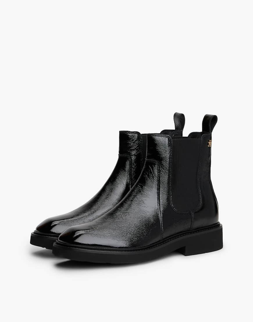 Tommy Hilfiger - Chelsea-Stiefel aus schwarzem Lackleder mit Knitterstruktur von Tommy Hilfiger