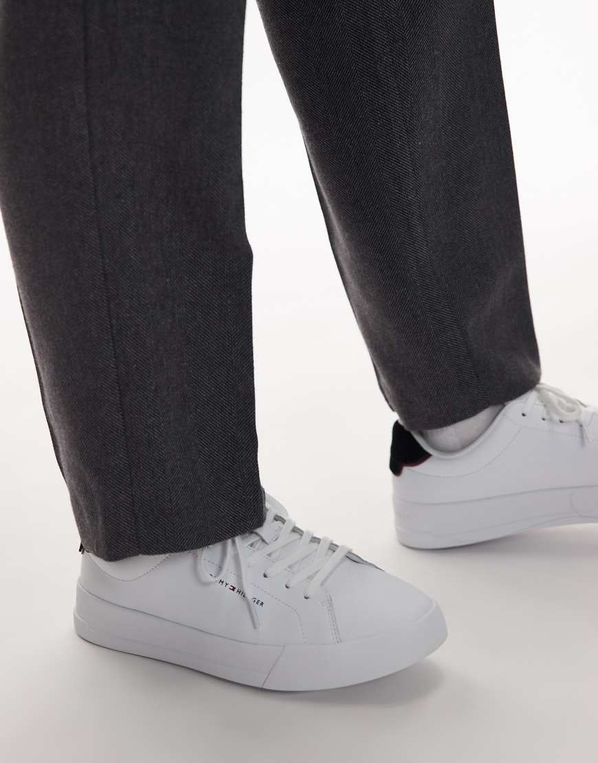 Tommy Hilfiger - Court-Sneaker aus Leder in Weiß und Marineblau von Tommy Hilfiger