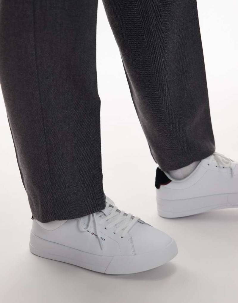 Tommy Hilfiger - Court-Sneaker aus Leder in Weiß und Marineblau von Tommy Hilfiger