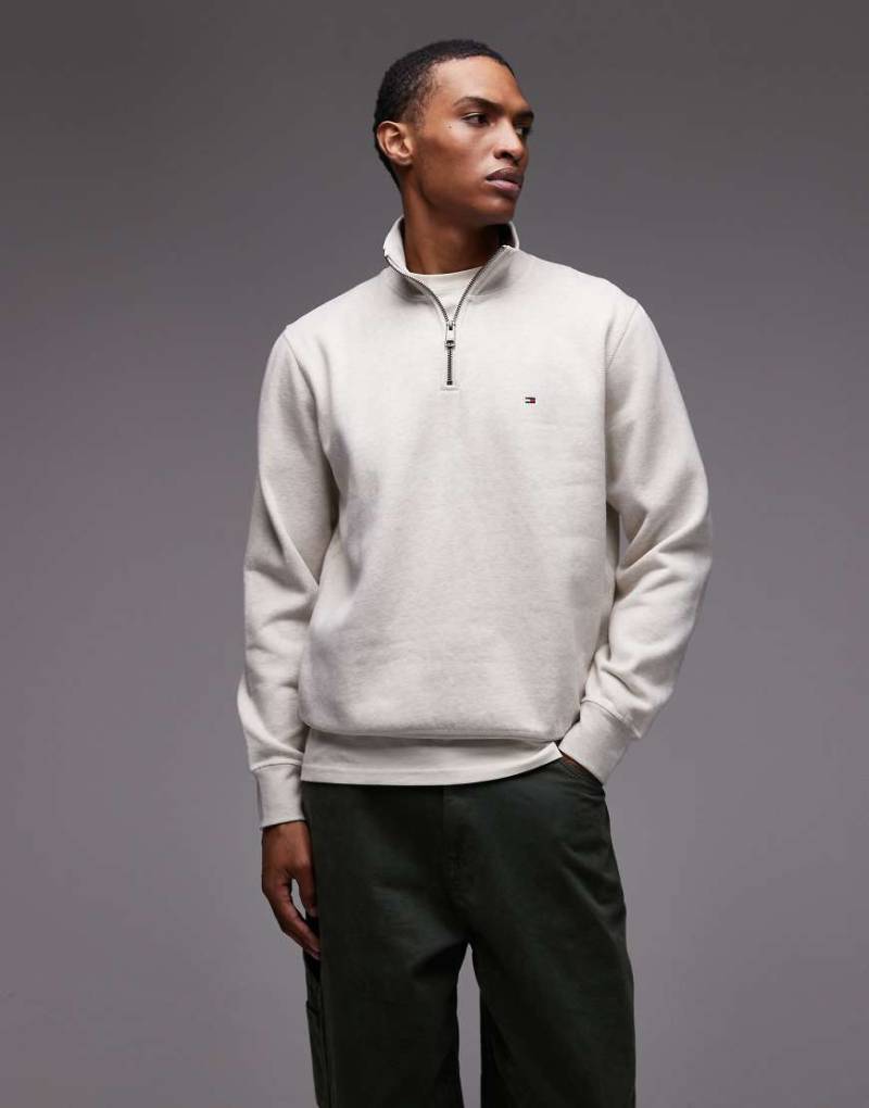 Tommy Hilfiger - Basic-Sweatshirt aus Fleece in Hellbeige mit kurzem Reißverschluss und Logo-Bunt von Tommy Hilfiger