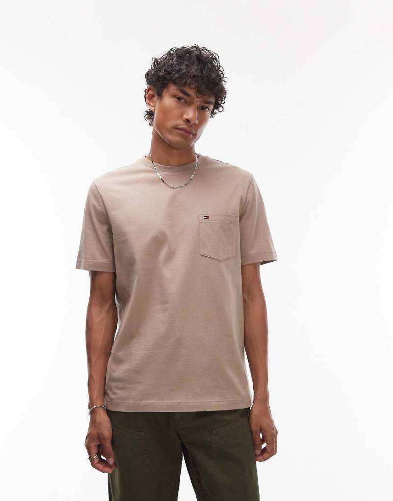 Tommy Hilfiger - Essential - T-Shirt in Beige mit Brusttasche-Neutral Tommy Hilfiger - Essential - T-Shirt in Beige mit Brusttasche-Neutral von Tommy Hilfiger